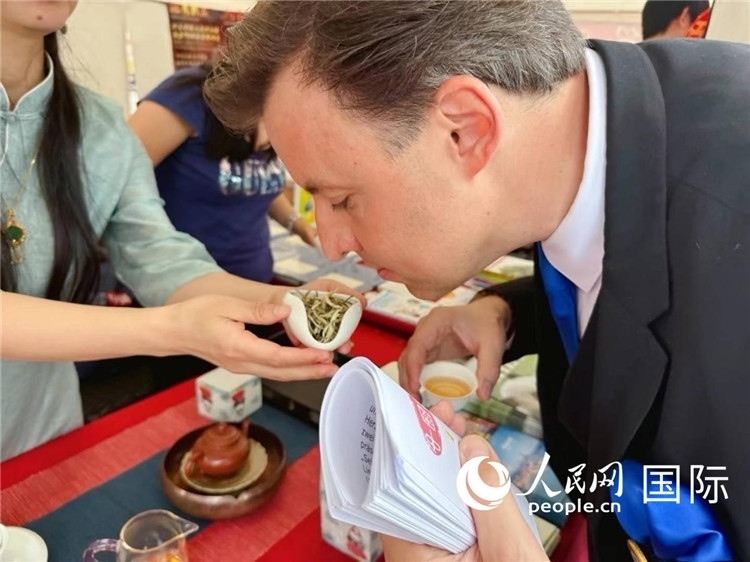 德國(guó)市民品鑒中國(guó)茶。人民網(wǎng)記者 劉赫攝