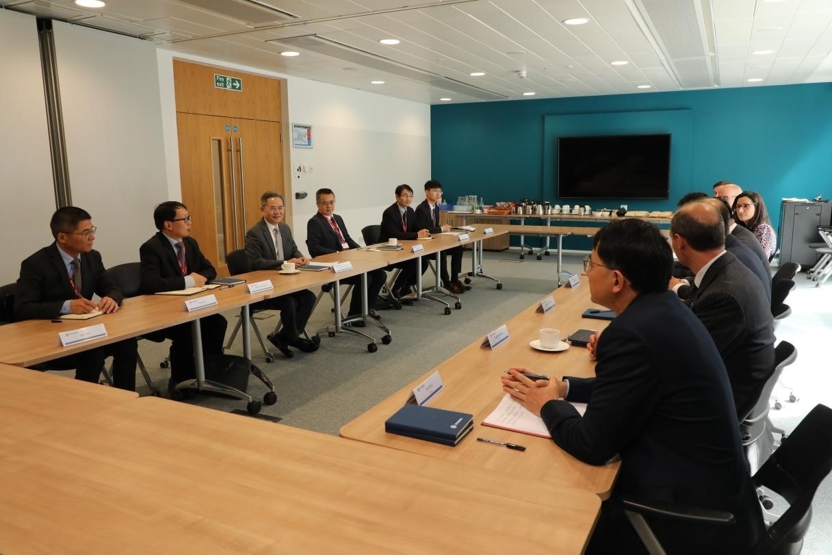 圖為中國駐英國大使鄭澤光與項目運(yùn)營團(tuán)隊及企業(yè)合作機(jī)構(gòu)負(fù)責(zé)人座談現(xiàn)場。中國駐英國使館供圖