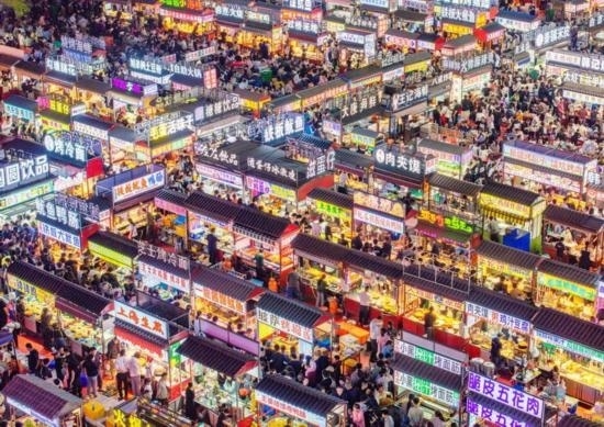 2024年4月21日，人們在河北省正定縣小商品夜市品嘗美食（無人機照片）。新華社發(fā)（武志偉 攝）