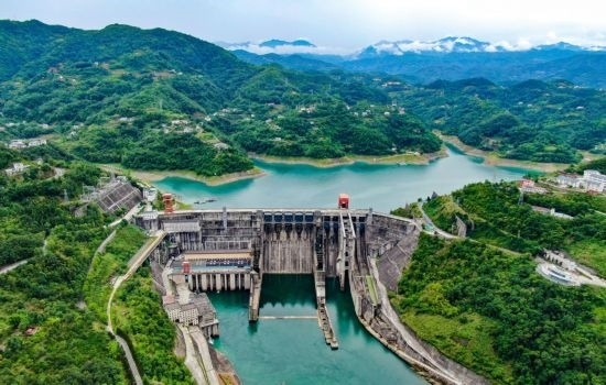 這是陜西安康水電站大壩（2024年6月21日攝，無人機照片）。新華社記者 蔡湘鑫 攝