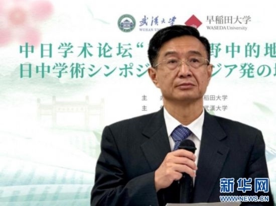 圖為中國(guó)駐日本大使館教育處公使銜參贊杜柯偉發(fā)表致辭。（武漢大學(xué)供圖）