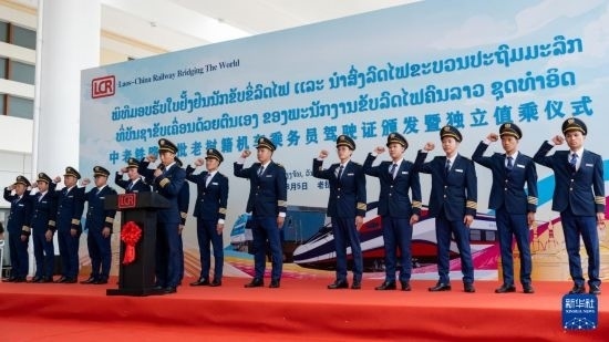 8月5日，在中老鐵路萬(wàn)象站，中老鐵路首批14名老撾籍火車司機(jī)進(jìn)行宣誓。新華社發(fā)（凱喬 攝）