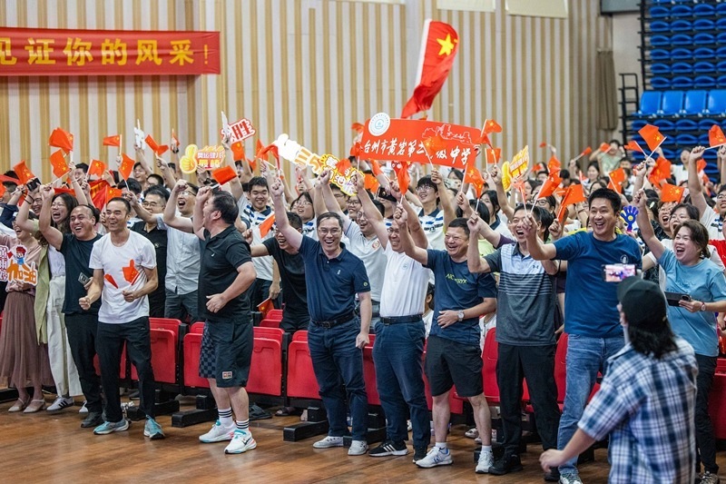 北京時(shí)間7月27日，2024年巴黎奧運(yùn)會(huì)首個(gè)比賽日，在射擊10米氣步槍混合團(tuán)體比賽中，中國選手黃雨婷/盛李豪獲得金牌。圖為黃雨婷的母校師生們通過收看奧運(yùn)直播的方式為她加油助威。