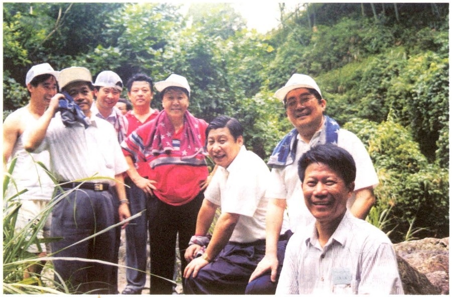 1999年6月，習(xí)近平在福州森林公園參加紀(jì)念毛主席“發(fā)展體育運(yùn)動(dòng)，增強(qiáng)人民體質(zhì)”題詞47周年登山健身活動(dòng)。（資料照片，來源：《習(xí)近平在福建》（下））