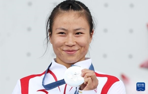 北京時(shí)間8月7日，在巴黎奧運(yùn)會(huì)攀巖女子速度賽比賽中，中國選手鄧麗娟獲得銀牌。圖為亞軍中國選手鄧麗娟在頒獎(jiǎng)儀式上。新華社記者 高靜 攝