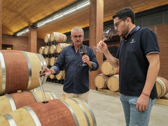  8月7日，尼古拉·格里馬（左）與同事在酒窖中。新華社記者 劉海 攝