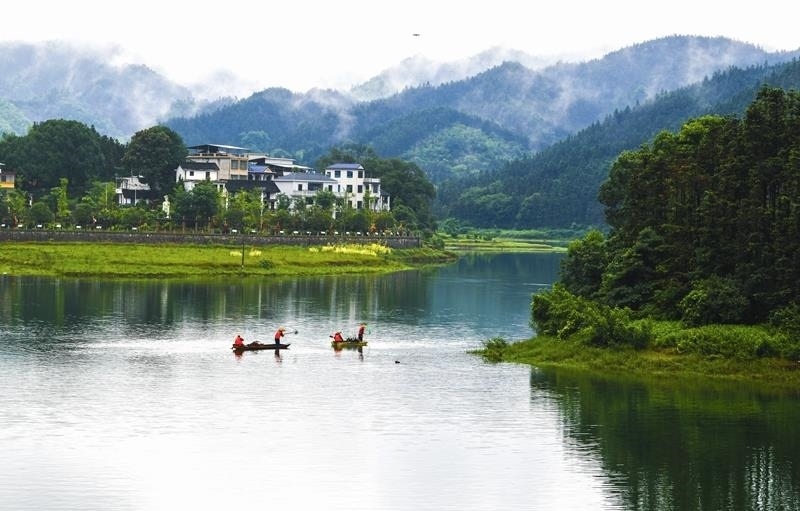 2024年6月5日，志愿者在湖南常寧市洋泉水庫清理水面漂浮物。