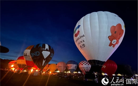 來(lái)自中國(guó)長(zhǎng)沙的定制熱氣球亮相布里斯托國(guó)際氣球節(jié)。人民網(wǎng)記者 余穎攝