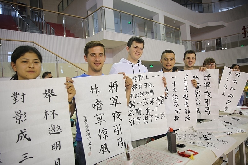 2017年6月5日，來自青島大學(xué)和中國石油大學(xué)（華東）的外國留學(xué)生在展示現(xiàn)場完成的書法作品。