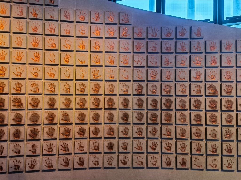 圖為侵華日軍南京大屠殺遇難同胞紀(jì)念館“三個必勝”展廳排列的648個鮮紅的手?。ň植浚?。新華社記者 邱冰清 攝