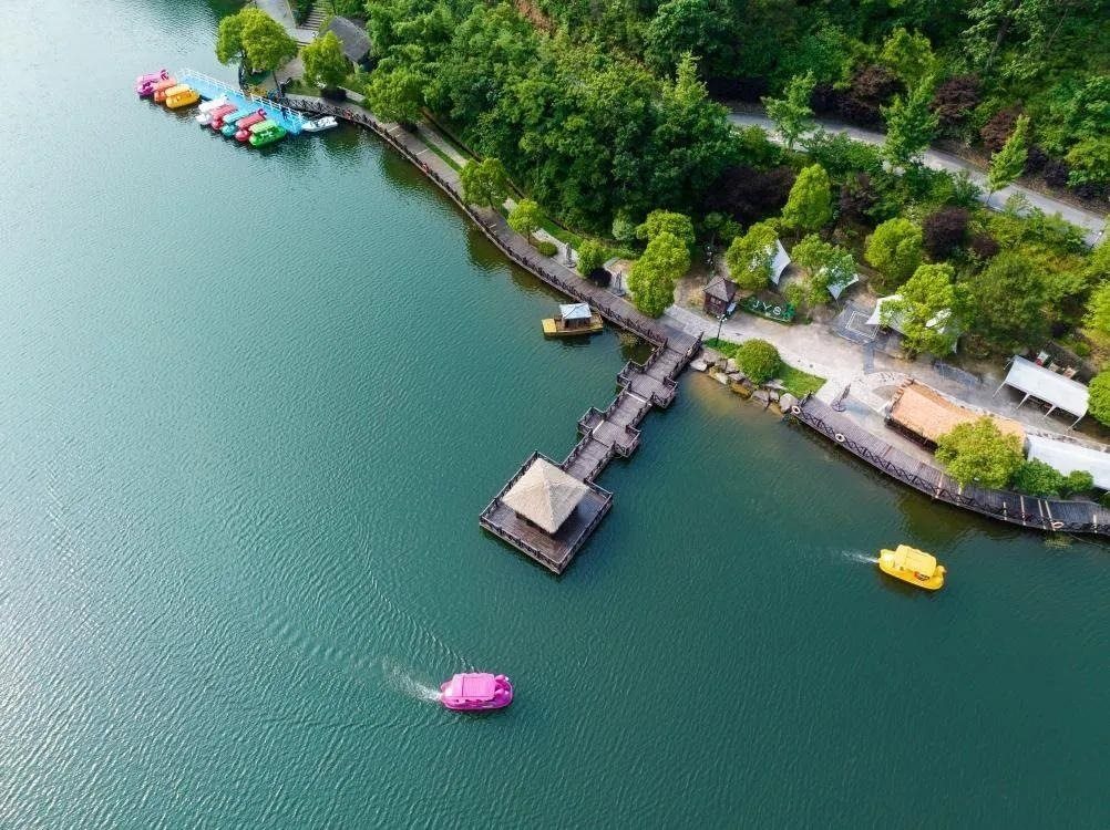 △浙江湖州巧做“生態(tài)+”文章，將生態(tài)與農業(yè)、旅游、產業(yè)相結合，走出一條綠色發(fā)展與鄉(xiāng)村振興之路。