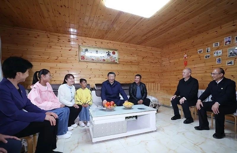 △2023年9月6日，習近平總書記在黑龍江大興安嶺地區(qū)漠河市北極村，同村民史瑞娟一家親切交談。