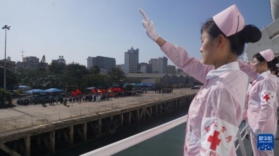 當(dāng)?shù)貢r(shí)間8月16日上午10時(shí)許，執(zhí)行“和諧使命-2024”任務(wù)的中國(guó)海軍“和平方舟”號(hào)醫(yī)院船圓滿結(jié)束對(duì)莫桑比克的訪問(wèn)，駛離馬普托港，前往本次任務(wù)第五站南非。新華社發(fā)（曹春耀 攝）