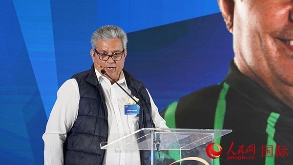 茨瓦尼市市長委員會成員漢內(nèi)斯·科茲致辭。人民網(wǎng) 張茜攝