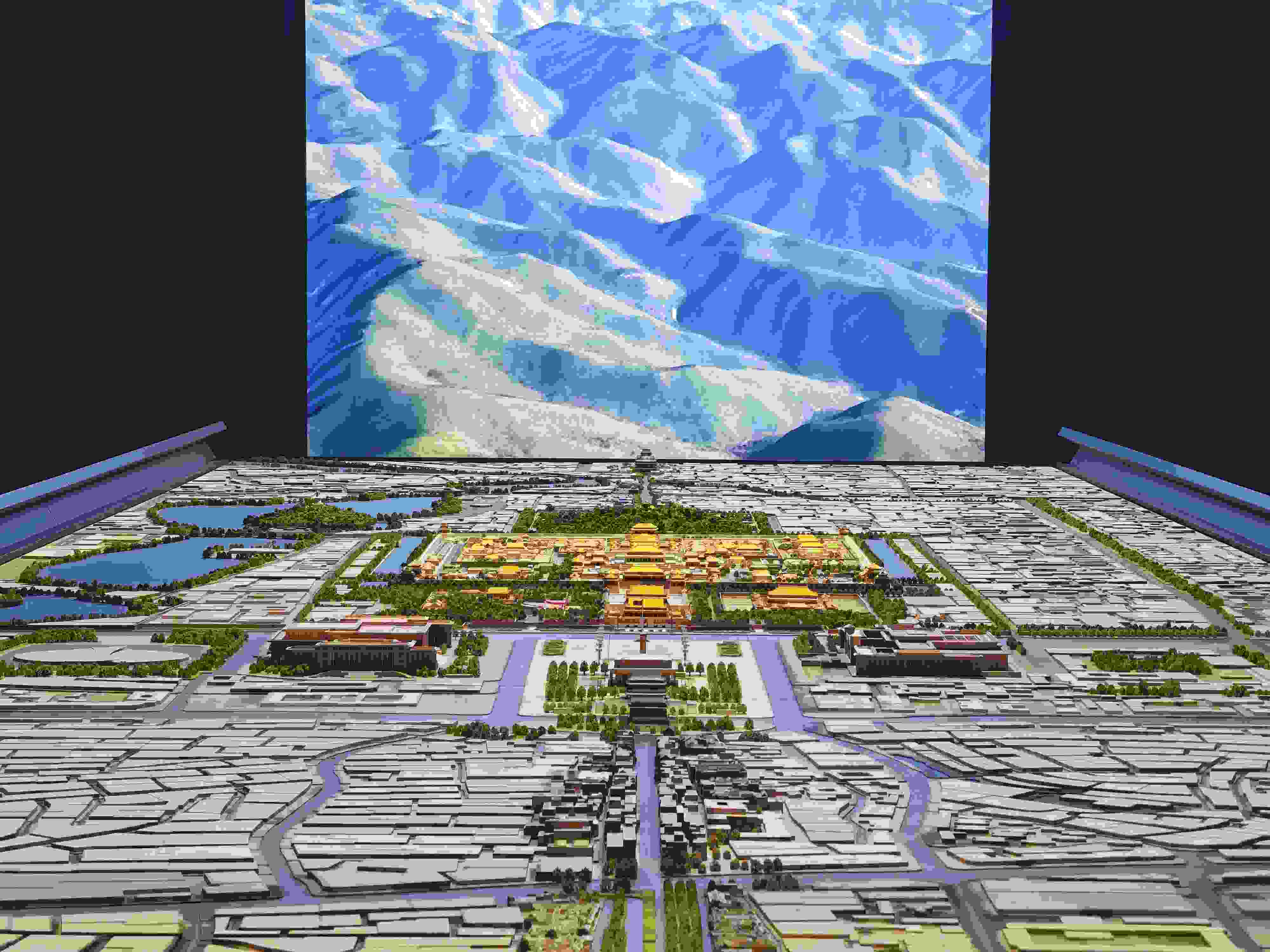 2023年3月，北京首都博物館精心制作的16米長中軸線沙盤，配以立體投影技術，展現(xiàn)了北京中軸線之壯美。