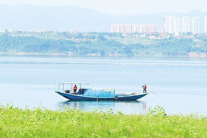 △湖北十堰鄖陽區(qū)的志愿者在打撈漂浮物。