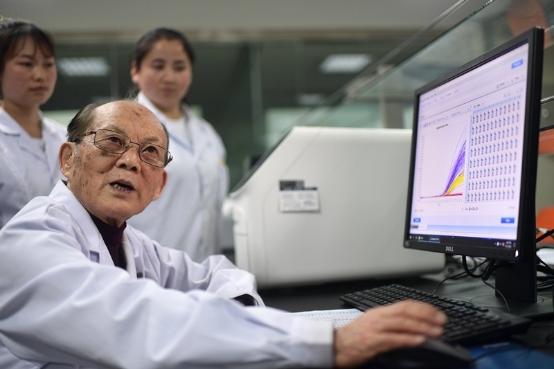 2021年6月17日，吳天一（前）在青海西寧的實(shí)驗(yàn)室內(nèi)和學(xué)生討論。