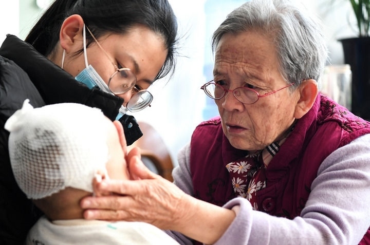 2022年11月16日，在陜西省榆林市佳縣，路生梅（右）在家中為患兒義診。 新華社發(fā)（鄒競一 攝）