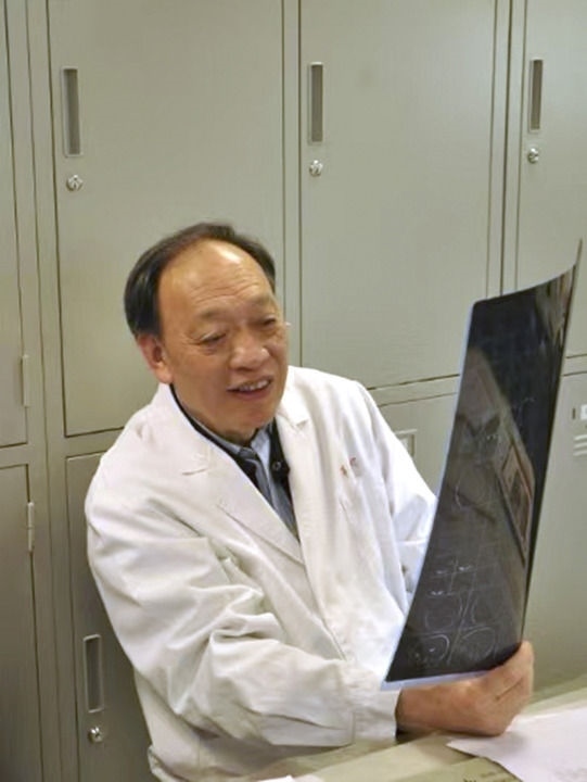 復(fù)旦大學附屬華山醫(yī)院感染科終身教授翁心華在工作（資料照片）。 新華社發(fā)
