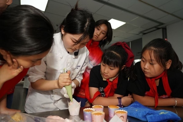 一日營首發(fā)團(tuán)探訪技能大師工作室并現(xiàn)場開展實踐體驗活動。徐匯區(qū)總工會供圖