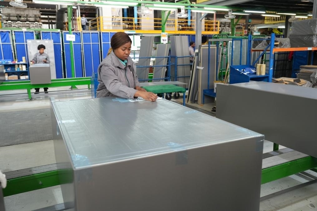 8月14日，在南非開普敦，當(dāng)?shù)貑T工在海信南非工業(yè)園的冰箱生產(chǎn)線上工作。新華社記者王雷攝