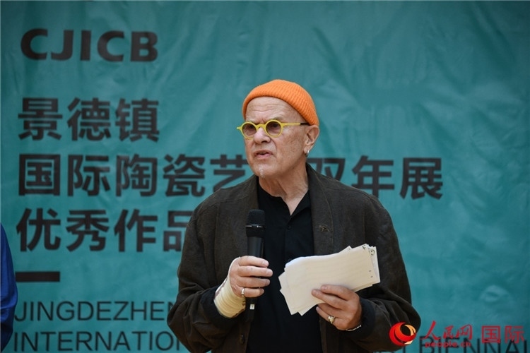 瑞典藝術(shù)家托比恩·卡爾斯博致辭。人民網(wǎng)記者 殷淼攝