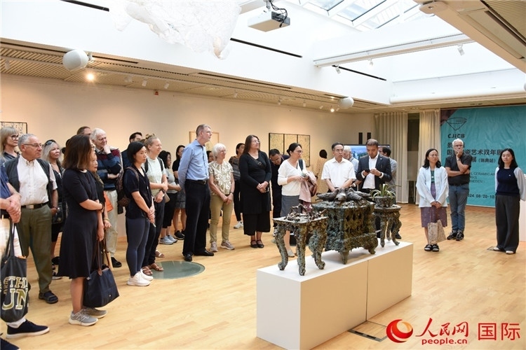 來賓參觀展覽作品。人民網(wǎng)記者 殷淼攝