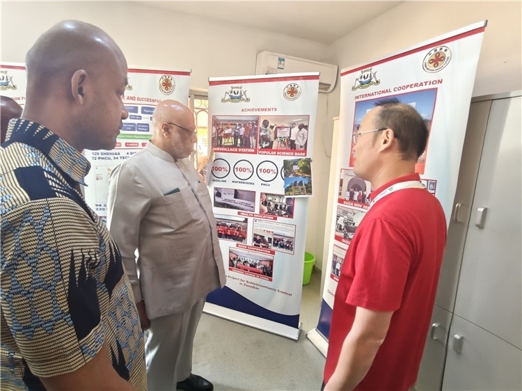 中方專家組組長黃玉政介紹項目進展。專家組供圖