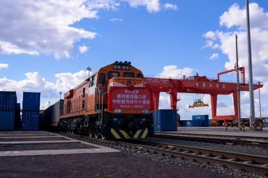 2023年9月20日，一列中歐班列行駛在內(nèi)蒙古滿洲里站貨運(yùn)車間集裝箱場(chǎng)。作為我國(guó)向北開放的“橋頭堡”、中歐班列“東通道”的重要口岸，滿洲里鐵路口岸不斷加大中歐班列通道能力建設(shè)，進(jìn)一步提升運(yùn)輸效率和品質(zhì)