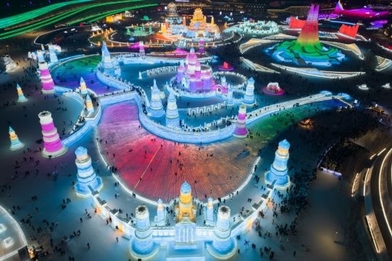 2024年1月1日，來自世界各地的游客在哈爾濱冰雪大世界園區(qū)內(nèi)游玩（無人機(jī)照片）。