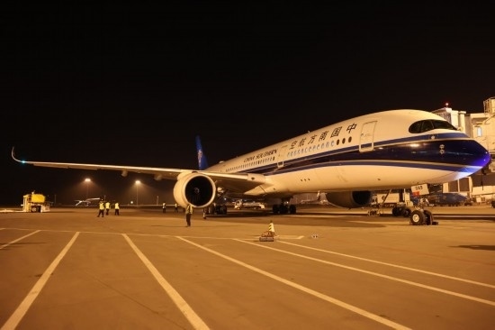 2024年4月24日晚，南航沈陽-法蘭克福CZ8021首航航班在沈陽桃仙國(guó)際機(jī)場(chǎng)準(zhǔn)備起飛。這是國(guó)內(nèi)航司在東北地區(qū)開通的首條直飛德國(guó)定期航線。