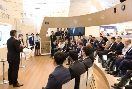 2024年6月26日，嘉賓在第十五屆夏季達(dá)沃斯論壇主會(huì)場(chǎng)——遼寧大連國(guó)際會(huì)議中心參與互動(dòng)討論。