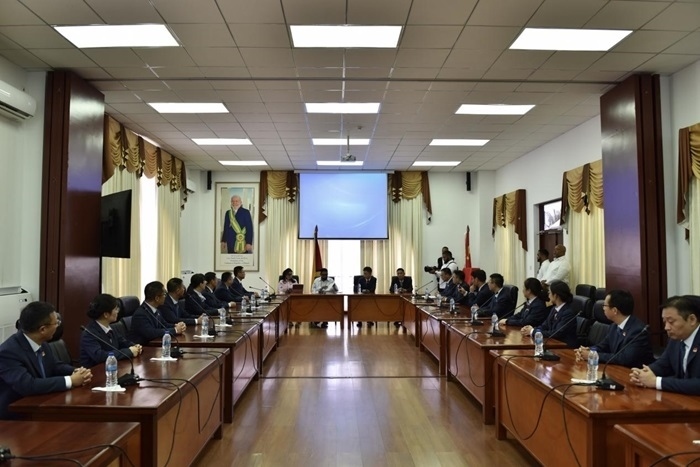 當(dāng)?shù)貢r間8月20日，圭亞那總統(tǒng)伊爾凡·阿里在圭亞那首都喬治敦鐘阿瑟會議中心會見了即將離任的中國（江蘇）第19期援圭亞那醫(yī)療隊(duì)。 中國（江蘇）第19期援圭亞那醫(yī)療隊(duì)供圖