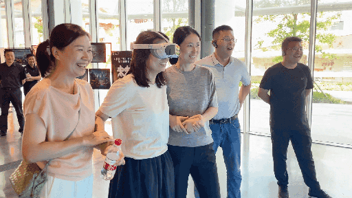 研學(xué)團(tuán)成員正在用VR眼鏡體驗(yàn)。人民網(wǎng) 王戰(zhàn)雄攝