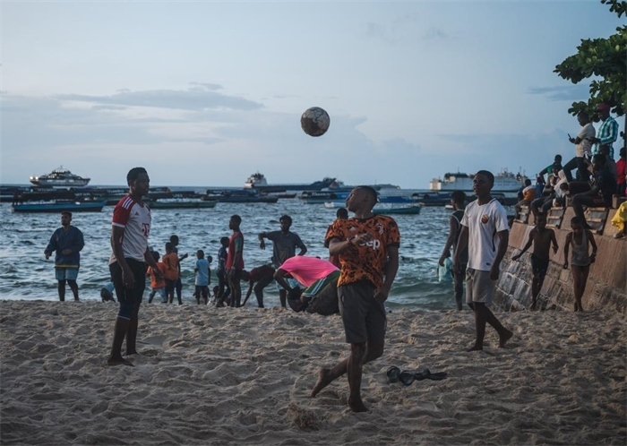 2023年12月31日，人們?cè)谔股Ｄ醽喩＝o巴爾島海濱踢球。新華社記者王冠森攝