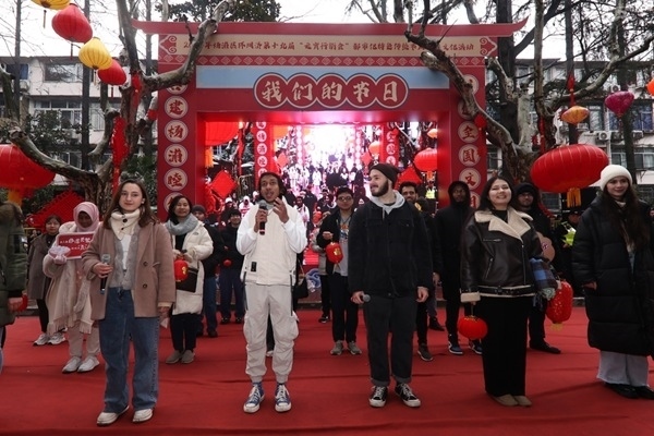 “熊貓叨叨”團(tuán)隊(duì)參加上海四平社區(qū)“元宵行街會(huì)”。