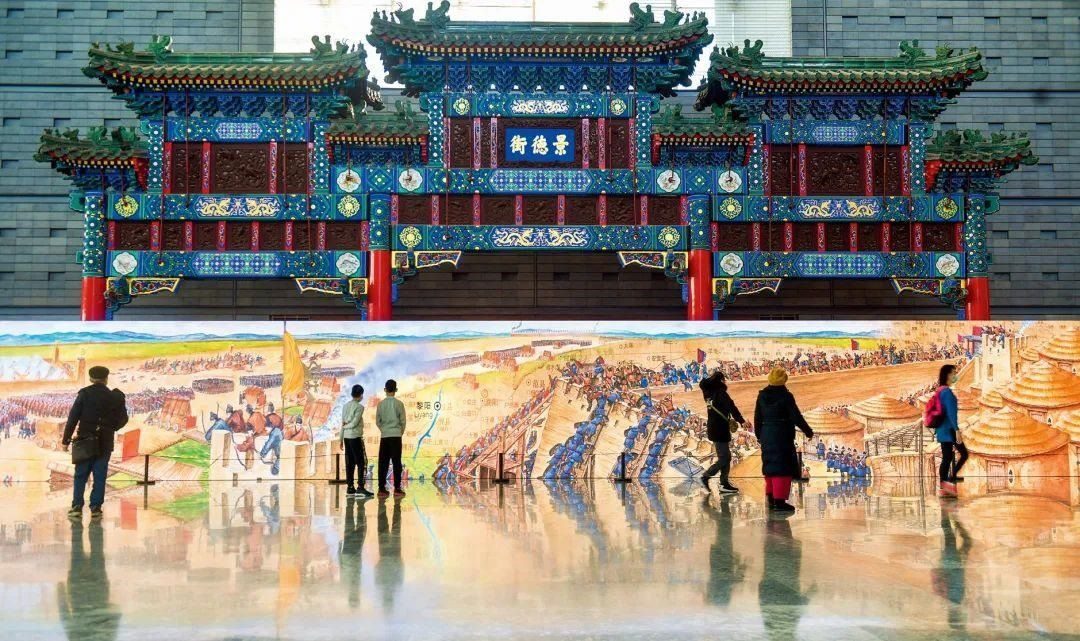 △2022年1月，觀眾在首都博物館參觀“穿越時(shí)空的大運(yùn)河”數(shù)字影像展。