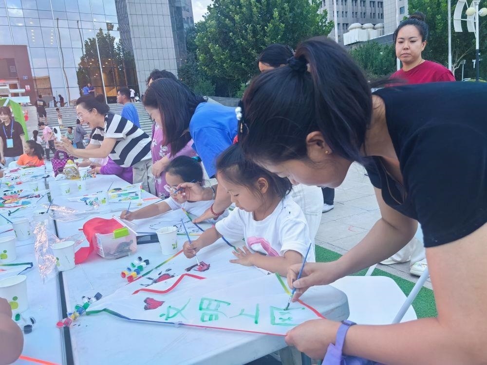 △家長(zhǎng)與孩子一起參與“文明上網(wǎng)”系列主題活動(dòng)。