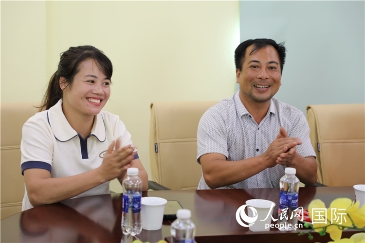 越南沙巴市黃連寄宿制民族小學(xué)老師阮氏秋姮、阮文享。人民網(wǎng)記者簡承淵攝