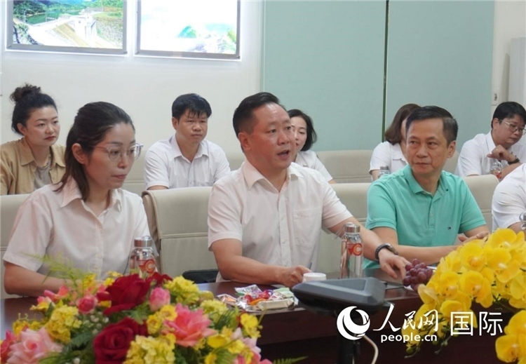 越中電力公司董事長李志雄（前排左二）介紹越南電力情況。葛沙莎攝