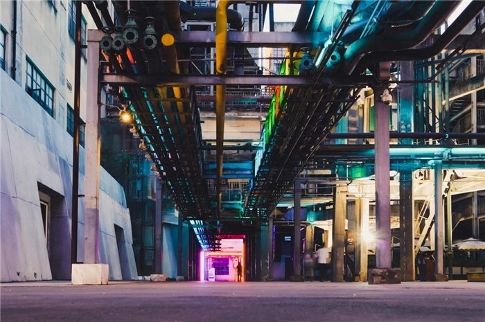 東郊記憶園區(qū)工業(yè)橫街完整地保留了園區(qū)的工業(yè)元素，如工業(yè)煙囪、動(dòng)力管廊架和水塔等，形成了園區(qū)獨(dú)特的工業(yè)風(fēng)景線。資料圖片