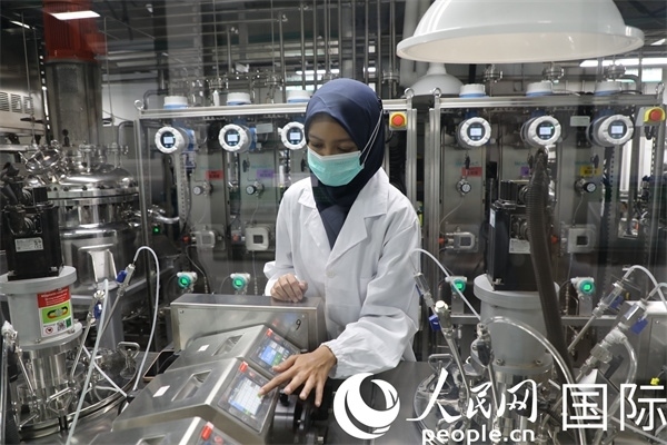 中國—印尼新能源材料與冶金工程技術(shù)聯(lián)合研究實(shí)驗(yàn)室內(nèi)，研究人員正在工作。人民網(wǎng)記者曹師韻攝