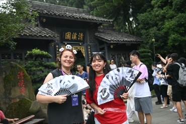 媒體考察團(tuán)成員在都江堰清溪園合影留念。（陳斌 攝）