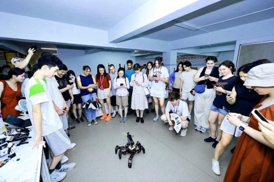 8月25日，中外青年在浙江杭州觀看機器人表演。新華社發(fā)（清華大學供圖）