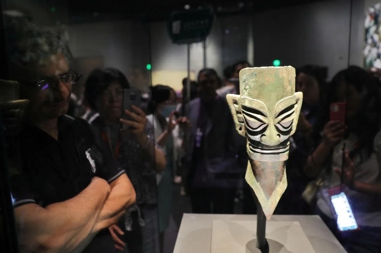 8月31日，亞洲媒體考察團參訪三星堆博物館?！吨袊洕芸酚浾咝ゑ磾z