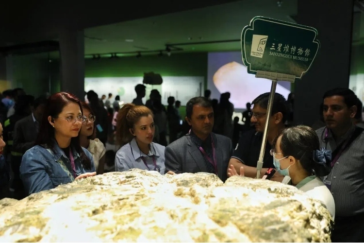 8月31日，亞洲媒體考察團參訪三星堆博物館。左一為馬來西亞《星報》首席商務官莉迪婭·王?！吨袊洕芸酚浾咝ゑ磾z