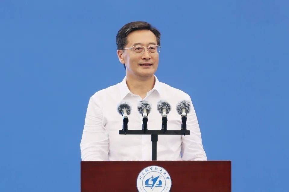 中國工程院院士、北京航空航天大學(xué)校長王云鵬在2024級新生開學(xué)典禮上講話。校方供圖