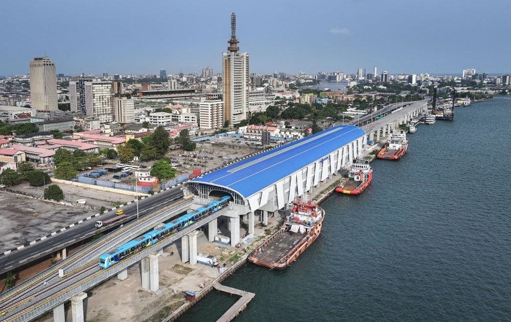 △2024年3月，在尼日利亞拉各斯，一列輕軌藍(lán)線列車駛?cè)氪a頭站。拉各斯輕軌藍(lán)線是西非地區(qū)首條由中國(guó)企業(yè)自主設(shè)計(jì)、建造、施工、運(yùn)營(yíng)的電氣化城市軌道交通項(xiàng)目。