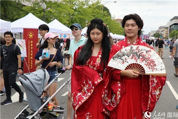 5、當(dāng)?shù)厝A僑華人身穿漢服參加文化節(jié)。 人民網(wǎng)記者 李志偉攝