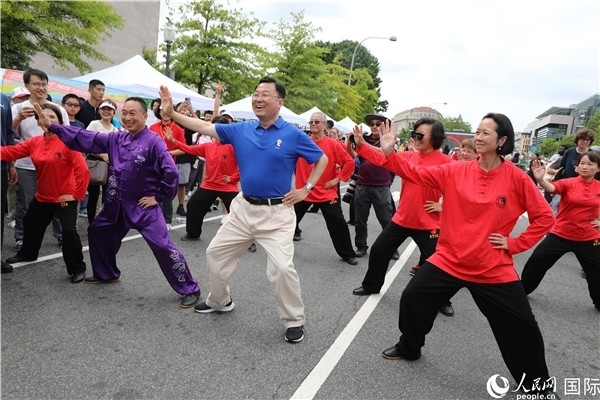 6、在活動現(xiàn)場，謝鋒大使與華僑華人一起打太極拳。 人民網(wǎng)記者 李志偉攝